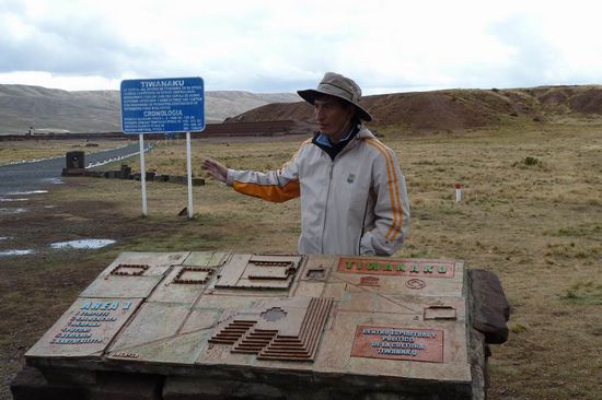 La Paz - Tiwanaku - Unser Guide mit einer Übersicht der Anlage