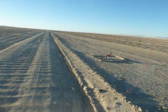 Auf dem Weg von La Paz nach Uyuni - Quer durch die Wueste. Das ist noch eine der harmlosen Webabschnitte.