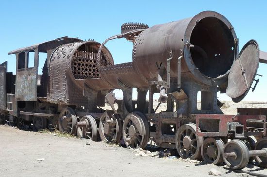 Uyuni - Eisenbahnfriedhof- Sieht doch fast schon wieder schoen aus, oder? Jedenfalls macht es riesig Spass, darauf rumzuklettern (was ja sonst wirklich nicht erlaubt ist).