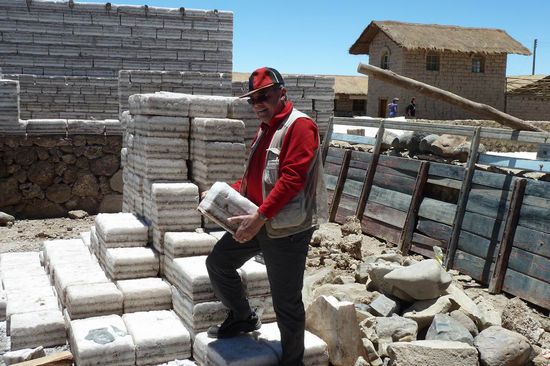 Salar de Uyuni - Hier besuchten wir eine Salzfabrik. Diese Brocken sind wirklich sehr sehr schwer. Sie werden aufgeschichtet und mit Lastwagen abtransportiert.