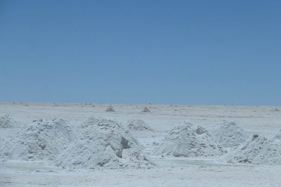 Salar de Uyuni - Ja, das ist sie, die weltberuehmte groesste Salzwueste. Einfach unglaublich. Weiss soweit das Auge reicht........
Die Schoenheit laesst sich auf einem Bild gar nicht wahrheitsgetreu einfangen.