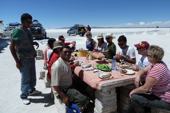 Salar de Uyuni - Unsere Reisegruppe beim Lunch auf Salthocker und Salztisch vor dem Salzmuseum.