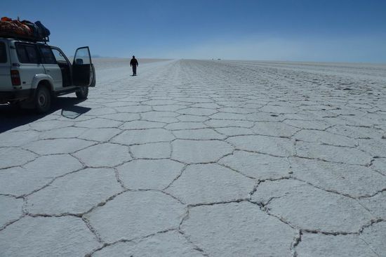 Salar de Uyuni - Diese Salz-Sechsecke werden von Natur geformt und sieht sehr schoen aus. Vielleicht laesst sich auf diesem Bild die unendliche Weite der Wueste erahnen.