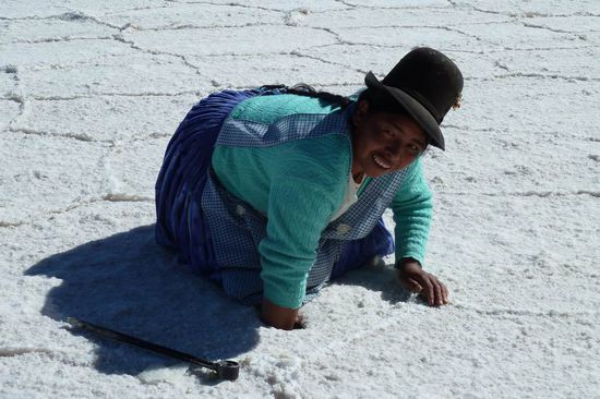 Salar de Uyuni - Unsere fleissige Koechin beim rausholen von Salzkristallen, die in der Sonne schimmern und glitzern. Hier war die Salzdecke nur ca. 40 cm tief.