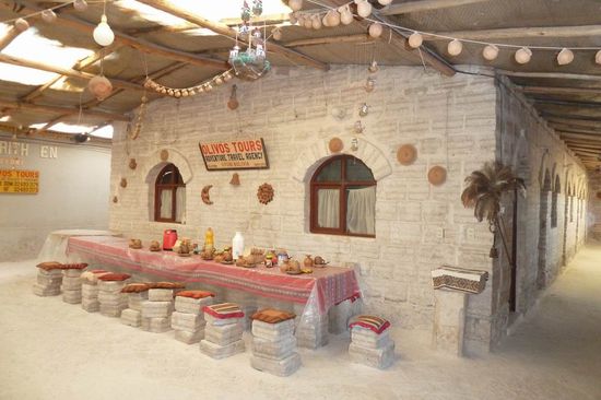Salar de Uyuni - So sieht ein Salzhotel in innen aus. Es ist wirklich alles aus Salzsteinen gebaut. Das hier liegt auf ca. 3800 m Hoehe. Hier seht ihr den gedeckten Tisch fuer unser Abendessen.