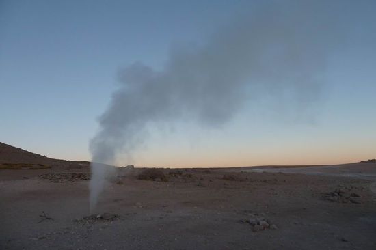 Salar de Uyuni - Man sieht es dem Bild wirklich nicht an, aber wir sind tatsaechlich auf 5020 m Hoehe. Hier dampfen die Geysire vor sich hin.