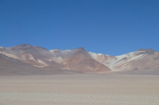 Salar de Uyuni - Wir sind hier in dem Wuestenabschnitt der nach Salvadore Dali benannt wurde. Die Faerbung der Vulkane kommt durch die unterschiedlichen Mineralien im Gestein. Ist das nicht wunderschoen?