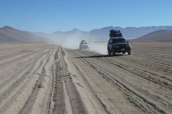 Salar de Uyuni - .....die "Karawane" der Toyotas on Tour. Das waren noch relativ harmlose Sandfurchen.