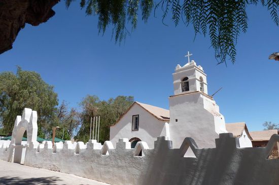 San Pedro de Atacama - die kleine aber feine weissgetünchte Kirche an der Plaza de Armas. Alles ist hier niedrig, selbst das Gotteshaus.