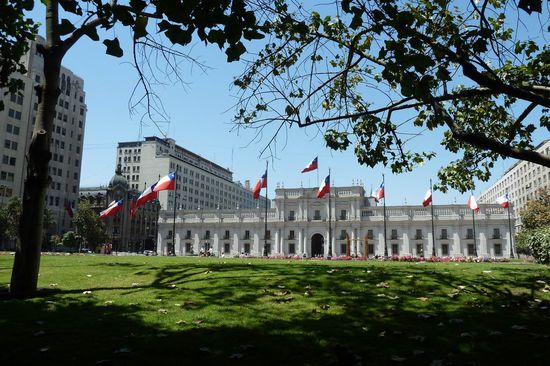 Santiago de Chile - Das ist die ehemalige Münze und heutiger Regierungspalast. Hier fand der Militärputsch im September 1973 statt, bei dem Allende sein Leben verlor.
