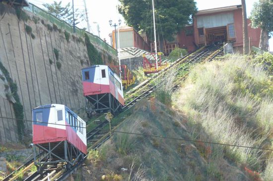 Valparaiso/Vina del Mar - Schrägaufzug in Valparaiso - Von diesen fast 100jährigen Vehikeln gibt es noch 13 Stück und sie werden intensiv genutzt.