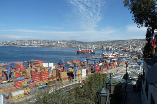 Valparaiso/Vina del Mar - ...doch die Aussicht ist atemberaubend schön. Hier ein Blick auf den Containerhafen in Valparaiso.
