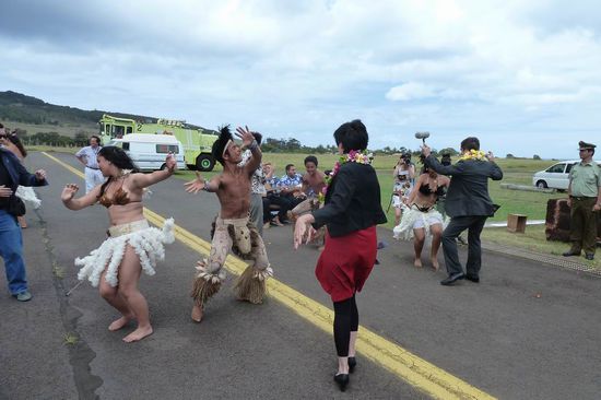 Osterinsel/Rapa Nui - ...Das ist doch eine Begrüßung! Strahlender Sonnenschein und die richtigen Mädels und Jungs. Da kommt Urlaubsfeeling auf.