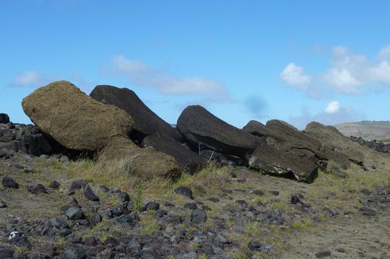 Osterinsel/Rapa Nui - ...so wurden alle Moais vorgefunden, als die Insel entdeckt wurde: Umgefallen und teilweise auch zerstört.