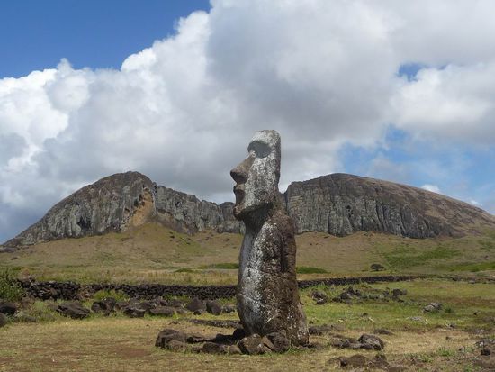 Osterinsel/Rapa Nui -  Dieser einzeln stehende Moai "bewacht" den Vulkan im Hintergrund.