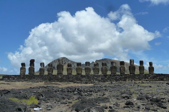 Osterinsel/Rapa Nui - .... und nun die ganze Mannschaft von hinten.
Ein schöner Rücken kann doch auch entzücken, oder?