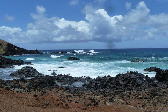 Osterinsel/Rapa Nui - Der wilde Brandung des Pazifik trifft auf die Küste.