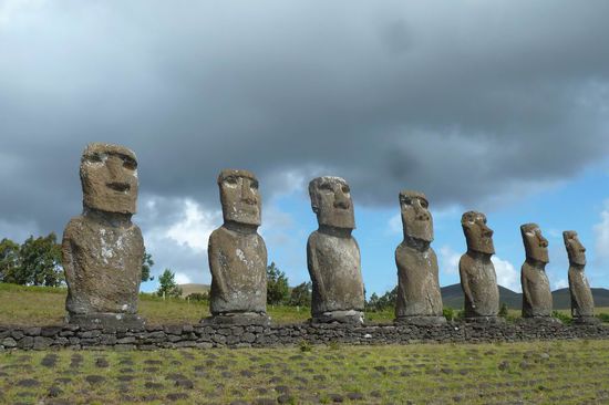 Osterinsel/Rapa Nui - Hier nochmal andere aufgestellte Moais mit ihren finsteren Blicken.
