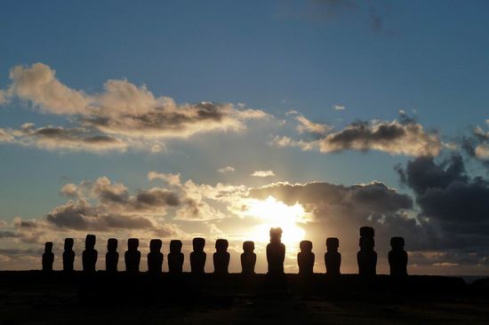 Osterinsel/Rapa Nui - ....und das Pendant dazu der Sonnenaufgang bei den 15 Moais. Birgit ist extra deshalb um 6:30 Uhr nochmal um die halbe Insel gefahren. Doch die Wolken wollten nicht weichen.