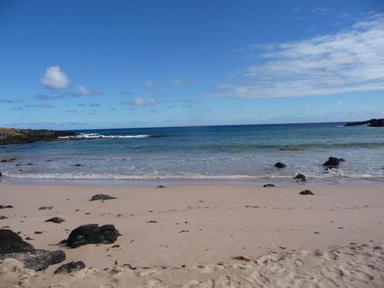 Osterinsel/Rapa Nui - Mit diesem Bild verlassen wir die Insel, die uns erst gar nicht so sympathisch war und damit auch vorerst den Pazifischen Ozean. Es wird wohl eine Weile dauern, bis wir wieder sommerliche Temperaturen geniessen dürfen.
Adios Isca de Pascua (we never come back) !