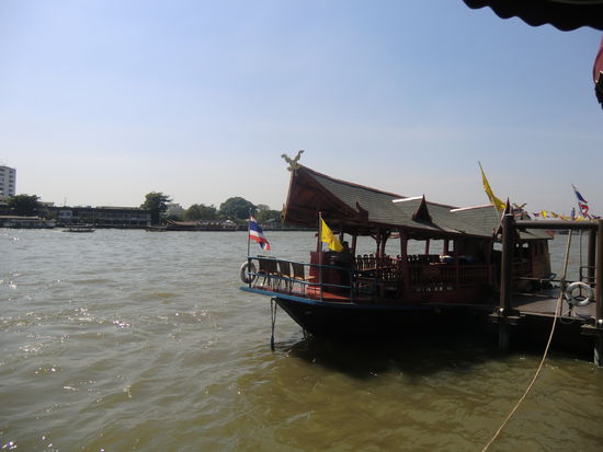 Mittagessen direkt am Fluss