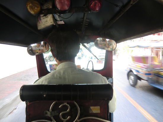 Dann ging es weiter mit dem Tuk-Tuk. (Gruesse aus dem Rueckspiegel  )