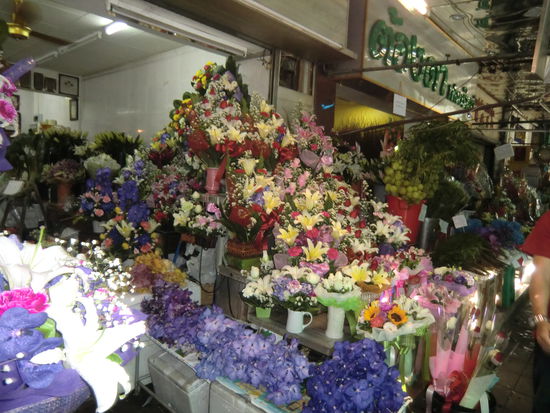 Vorbei am sehr schoenen Blumenmarkt...