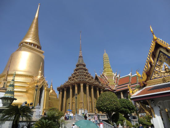 ...die Groesse und Farbenpracht sind auf den Fotos leider kaum erkennbar. Alles glitzert und funkelt und ist mit Original Gold verarbeitet.