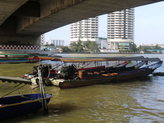 Weiter ging es in die Klongs. Hier werden uebrigens die Motorschaeden weiter benutzt 