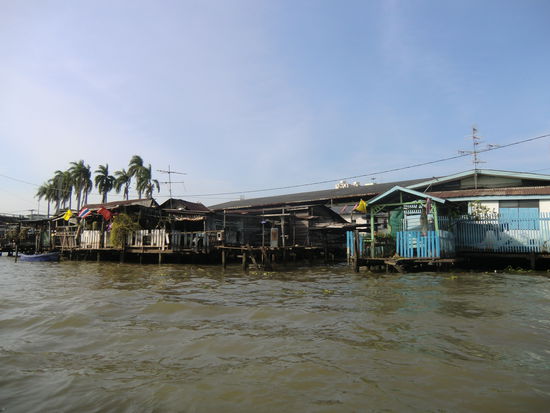 Hier ein Einblick aus dem Klong in die Wohnungen. Ja hier wohnen wirklich Leute...