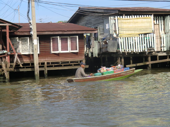 ...mit ihren schwimmenden Geschaeften...