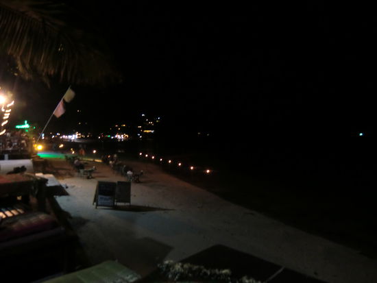 Strand am Abend beleuchtet mit Fackeln