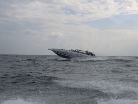 Hin- und Rueckfahrt mit dem Speedboot - Mit diesem Boot sind wir "um die Wette" gefahren.