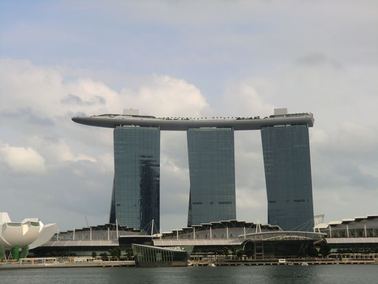 Marina Bay Sands - Ein neues Hotel der Stadt fuer 4,6Millarden Euro mit einem 340m langen Dachgarten in 191m Hoehe