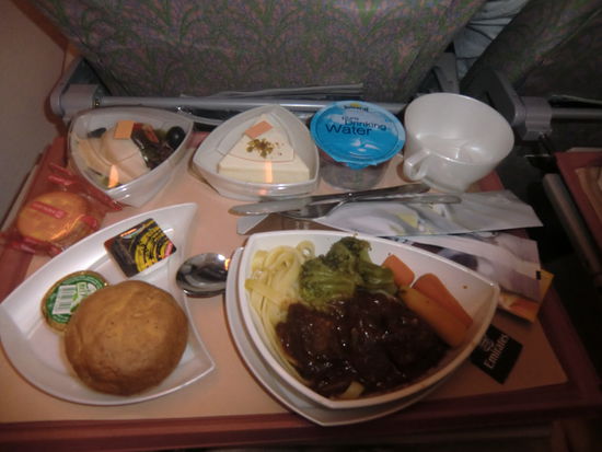 Bei Emirates waehtl man nicht zwischen "Chicken oder Pasta". Hier gibt es leckeres Beef. 