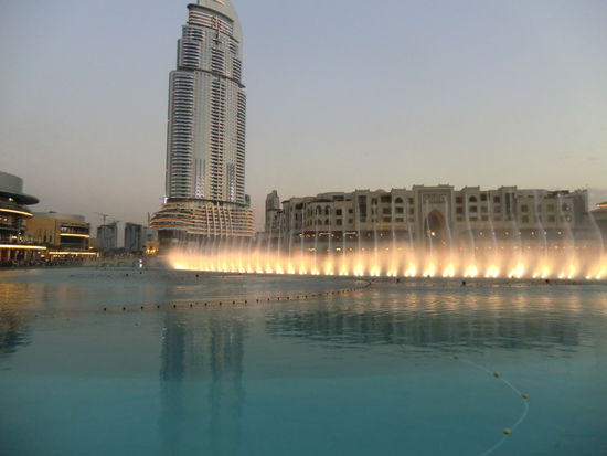Dubai fountain - Wasserspiele unterhalb vom Burj Khalifa