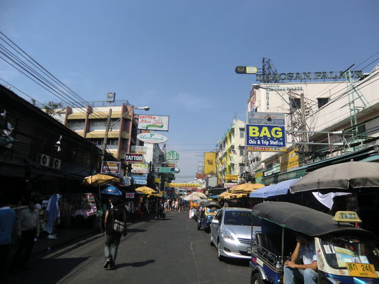 Khao San Road - Bangkok 
Heimat aller Backpacker, aber irgendwie sah es bei unserem Hotel anders aus 