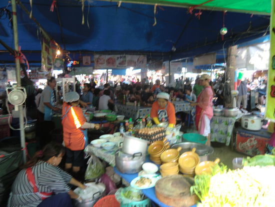 Restaurantbereich auf dem Markt