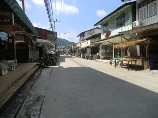 Einkaufsstrasse von  Chaloklum im Norden der Insel
