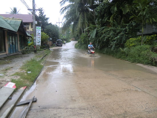 Bei Regen bilden sich kleine Seen auf den Strassen 