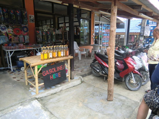 Eine der vielen kleinen "Tankstellen" auf Koh Phangan.