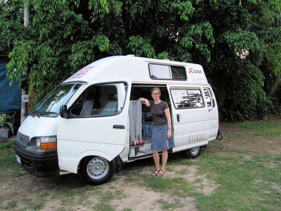 Der Campervan und Lizzy von schräg vorne.