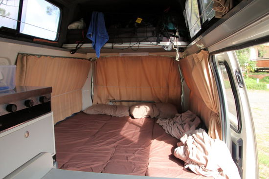 Blick vom Beifahrersitz nach hinten auf die 'Nachtvariante' mit umgebauten Doppelbett.