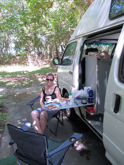 Hier die 'Nachmittagsvariante'  - seitlich können wir noch einen kleinen Tisch ausklappen und Campingstühle sind natürlich auch an Bord.