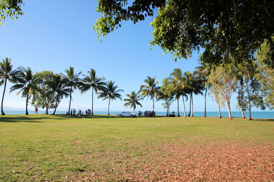 Dieser tolle Park direkt am Meer scheint bei Hochzeitspaaren sehr beliebt zu sein. Wir haben an dem Abend allein drei Brautpaare hier gesehen. Im Bild eine der Hochzeitsgesellschaften und der weiße Rolls als Hochzeitsauto.