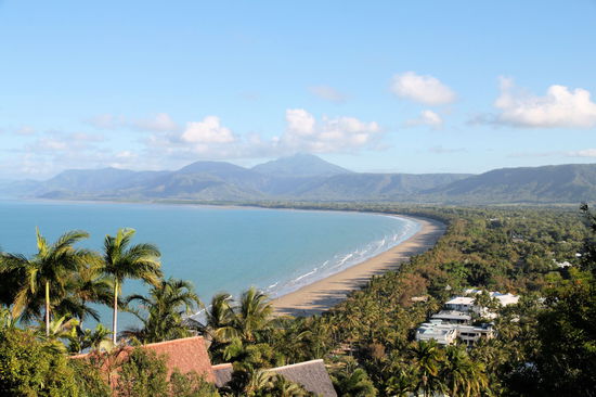 Anschließend sind wir noch zu Fuß zum Lookout auf dem Flagstaff Hill gelaufen und haben diesen Ausblick auf den Four Mile Beach von Port Douglas genossen.
