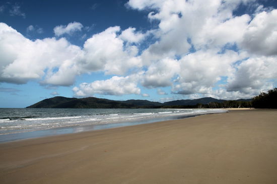 Der sehr schöne Thornton Beach - Richtung Süden. Überall am Strand konnte man die kleinen Löcher der Krebse sehen. Um die Löcher herum haben die Krebs unterschiedlichste Gebilde geschaffen. Der Sand, den die Krebse aus ihren Löchern herausholen, wird (überwiegend) in Kugeln um das Loch herum abgelegt. Dabei entstehen teilweise sehr "eindeutige" Motive.