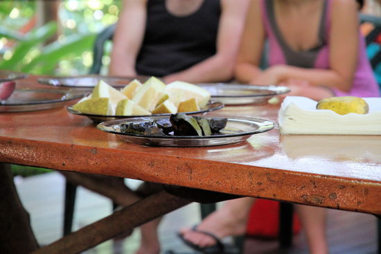 Hier ein Blick auf die Verkostungsteller. Die Früchte waren alle sehr lecker, da sie (im Gegensatz zu den tropischen Früchten bei uns im Supermarkt) erst gepflückt werden, wenn sie reif sind.
(Lizzy) Haben uns danach im nächsten Früchteladen eine Yellow Sapote gekauft, mein persönlicher Favorit. Hatte ich vorher noch nie gesehen oder gehört. Das Fruchtfleisch ist von der Konsistenz her sehr weich und cremig, fast wie eine Mousse. Lecker!