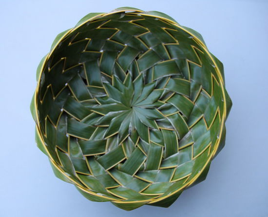 In Cairns hat Lizzy sich noch die zweite Impfung gegen japanische Enzephalitis geben lassen und wir haben diese hübsche Schale bei einem australischen Ureinwohner gekauft. Sie ist handgeflochten aus Palmblättern. Innen ist dieses schöne Muster zu sehen und auf der Unterseite hat die Schale sogar einen geflochtenen Rand.