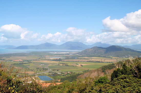Ausblick vom "Henry Ross Lookout" in Richtung Cairns. Das weiße Gebilde minimal links von der Bildmitte ist der Flughafen von Cairns - rechts davon (hinter dem Hügel) liegt die Stadt Cairns.